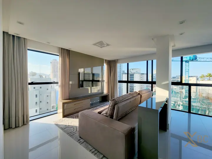Apartamento mobiliado à venda com 123m² privativos, 03 suítes e 03 vagas de garagem no Centro de Balneário Camboriú.