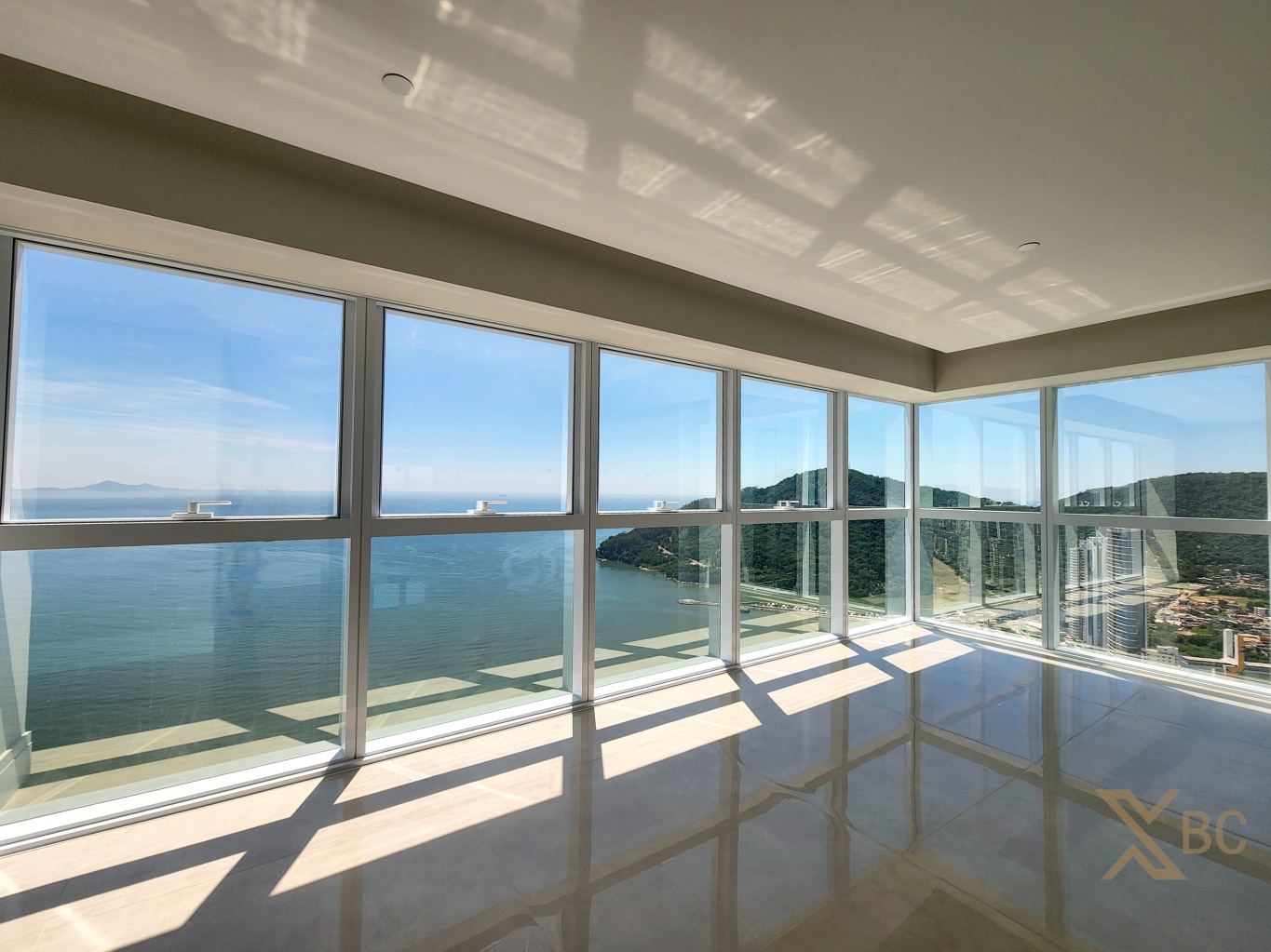 Apartamento frente mar à venda com 04 suítes e 03 vagas de garagem na Barra Sul em Balneário Camboriú.