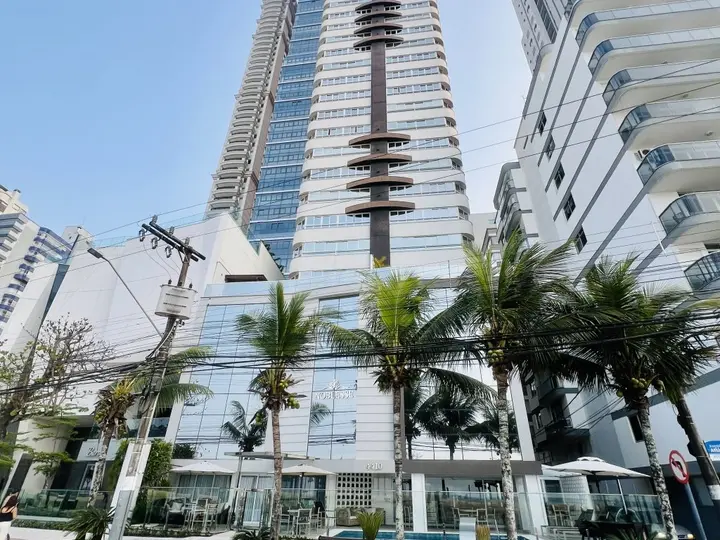 Apartamento frente mar na Barra Sul com 03 dormitórios, churrasqueira a carvão e lareira