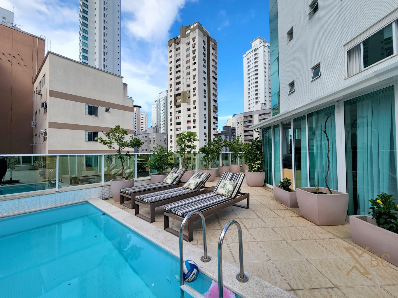 Apartamento diferenciado à venda com 04 suítes e 04 vagas de garagem no Centro de Balneário Camboriú.