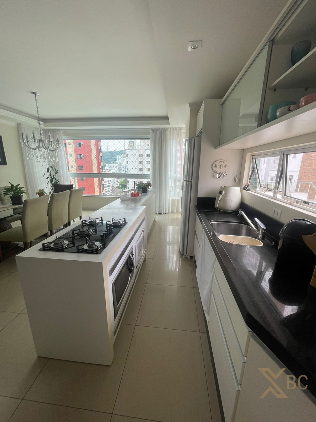 Apartamento mobiliado com churrasqueira a carvão, à venda no Centro de Balneário Camboriú!