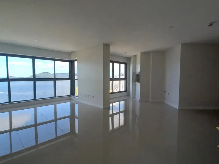 Apartamento vista mar em andar alto à venda com 04 suítes e 03 vagas de garagem no Centro de Balneário Camboriú.