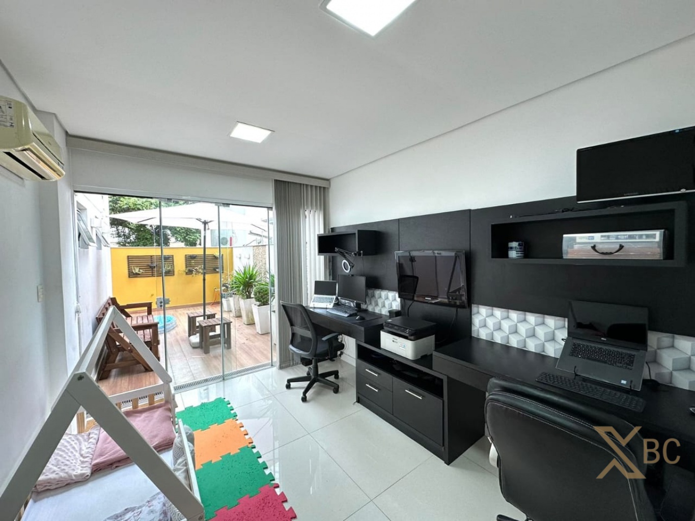 Apartamento diferenciado com terraço e mobiliado, à venda no Centro de Balneário Camboriú!
