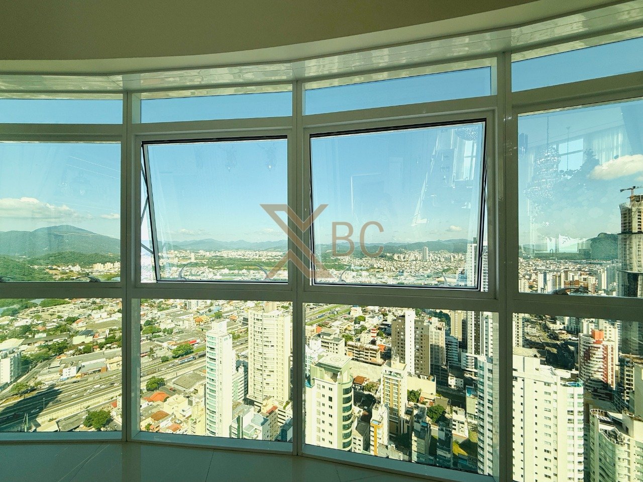 Magnifique Tower - Apartamento duplex com 4 suítes e vista mar no Centro de Balneário Camboriú
