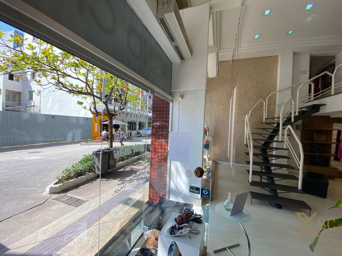 Sala comercial à venda com 218m², mezanino, iluminação e ar condicionado no Centro de Balneário Camboriú.