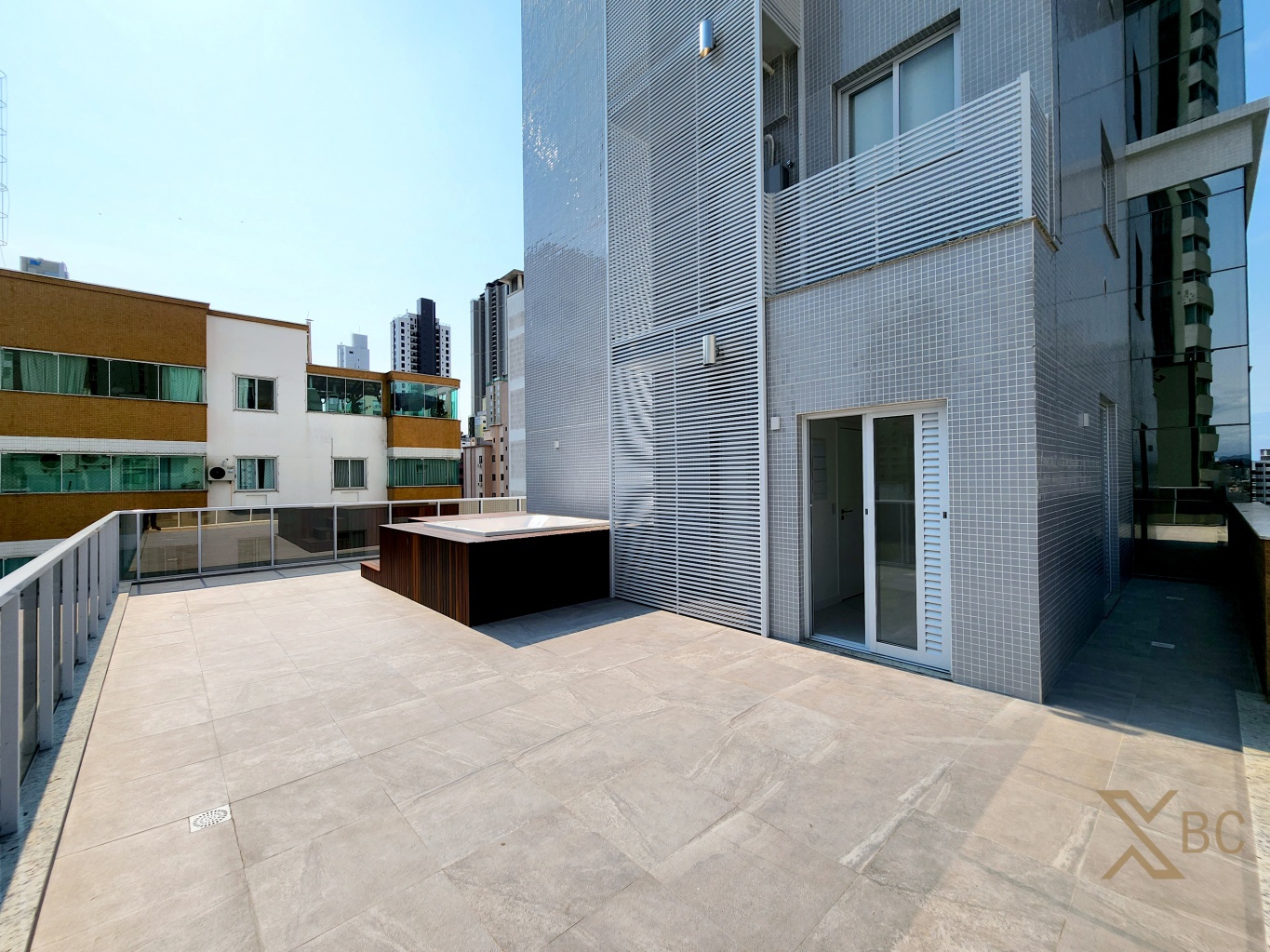 Apartamento diferenciado à venda com 03 suítes e 02 vagas de garagem no Centro de Balneário Camboriú.
