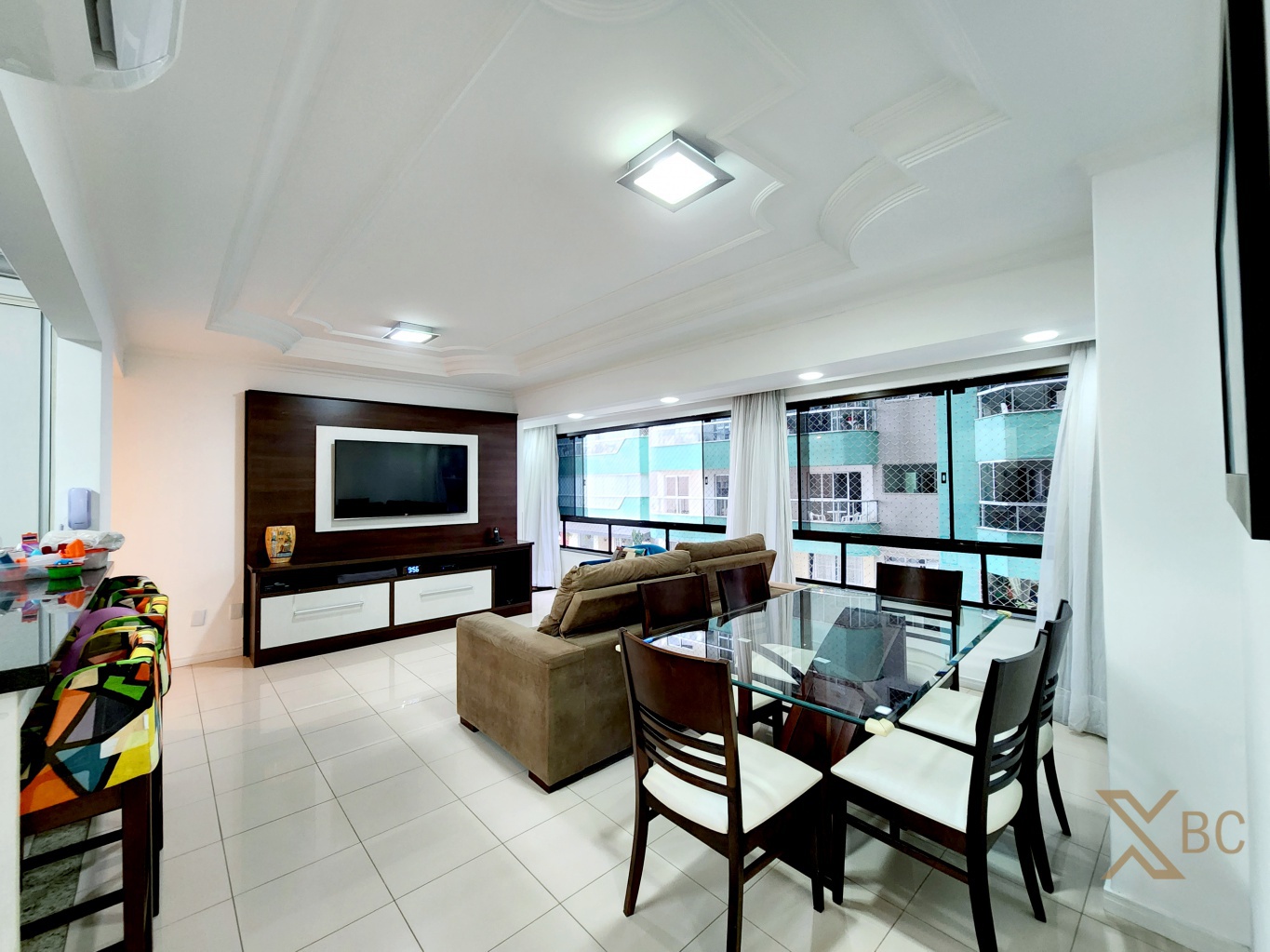 Apartamento mobiliado à venda na quadra do mar com living integrado, 03 dormitórios e 01 vaga