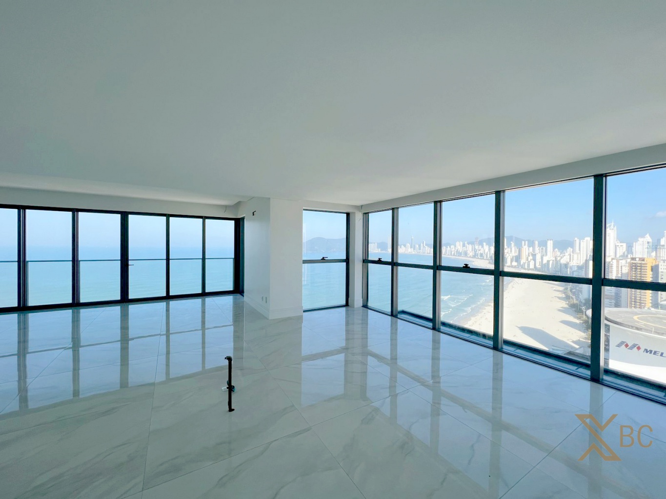 Apartamento à venda frente mar com 05 suítes e 04 vagas de garagens no Centro em Balneário Camboriú.