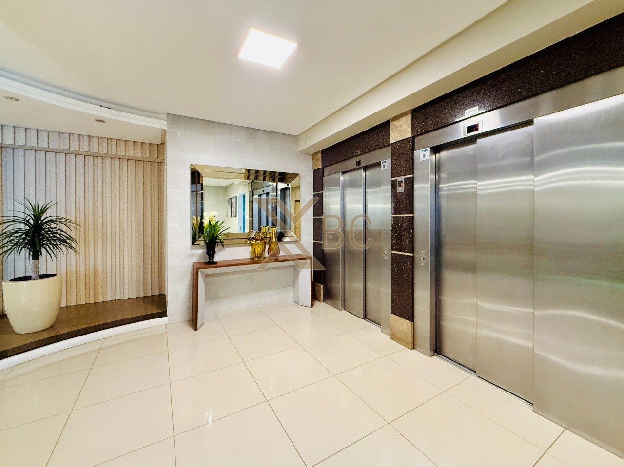 Edifício Barcelona Plaza - Apartamento com 1 suíte + 2 demi-suítes no Centro de Balneário Camboriú