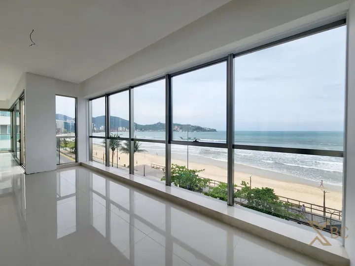 Apartamento frente mar à venda com 05 suítes, sendo uma máster e 04 vagas de garagem no Centro de Itapema.