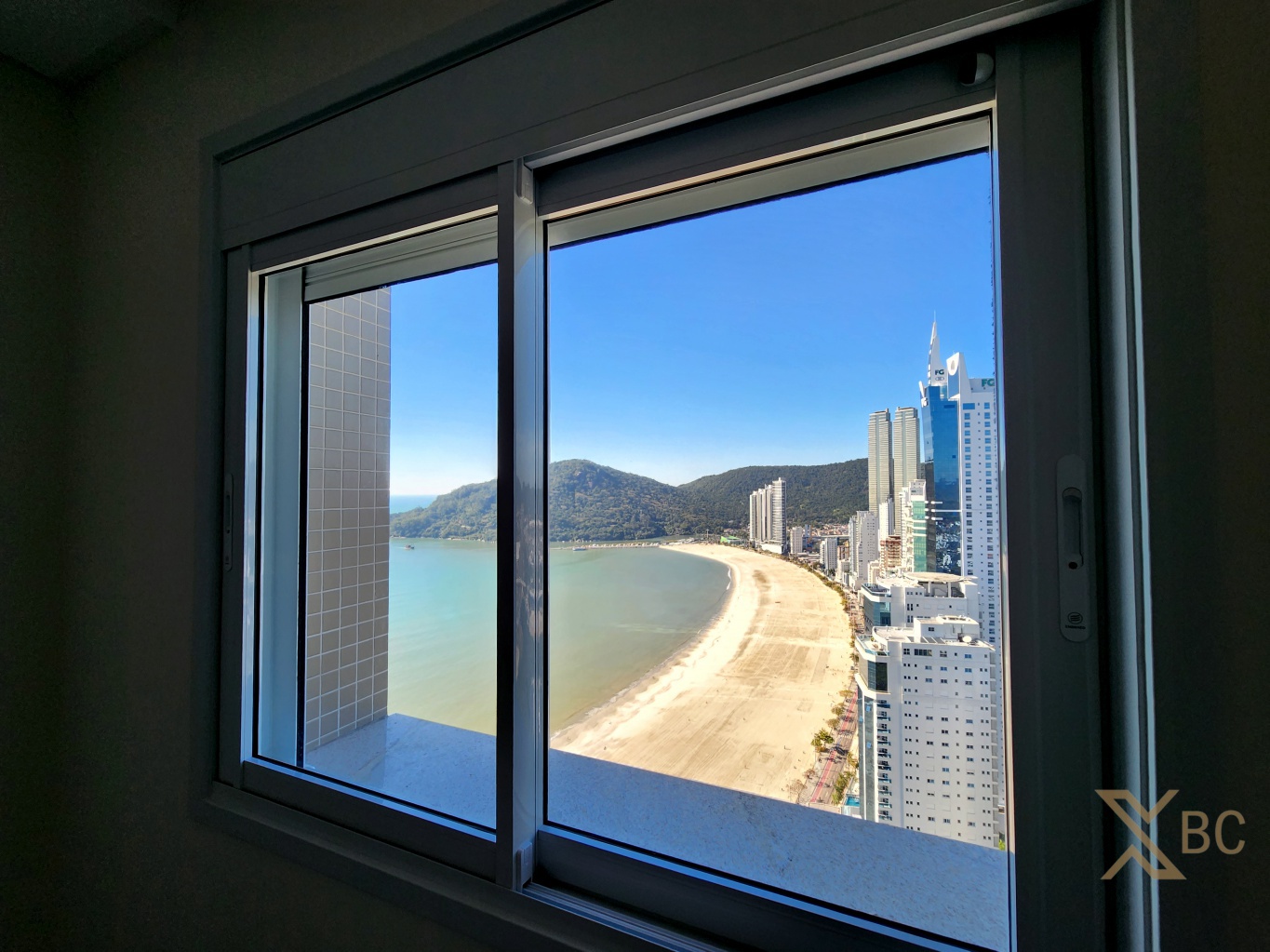 Apartamento frente mar à venda com 04 suítes e 03 vagas de garagem na Barra Sul em Balneário Camboriú.