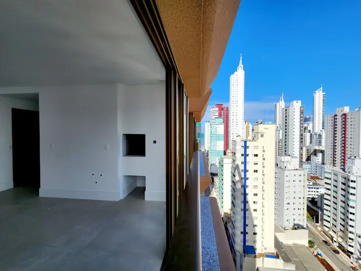 Apartamento à venda quadra mar com 04 suítes e 03, vagas de garagem no Centro de Balneário Camboriú.