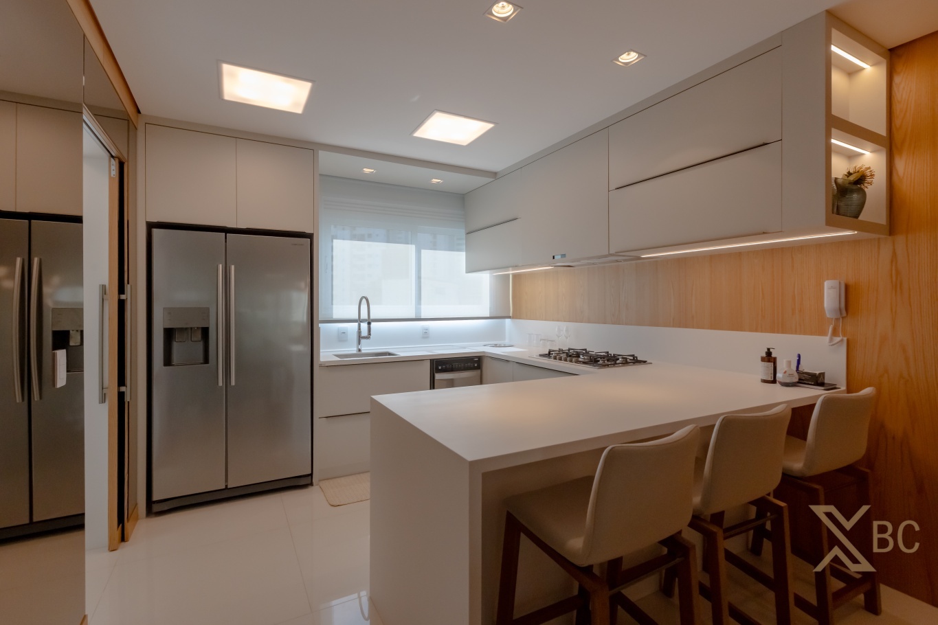 Apartamento diferenciado para alugar com piscina privativa, 03 suítes e 03 vagas de garagem na Barra Sul de Balneário Camboriú.