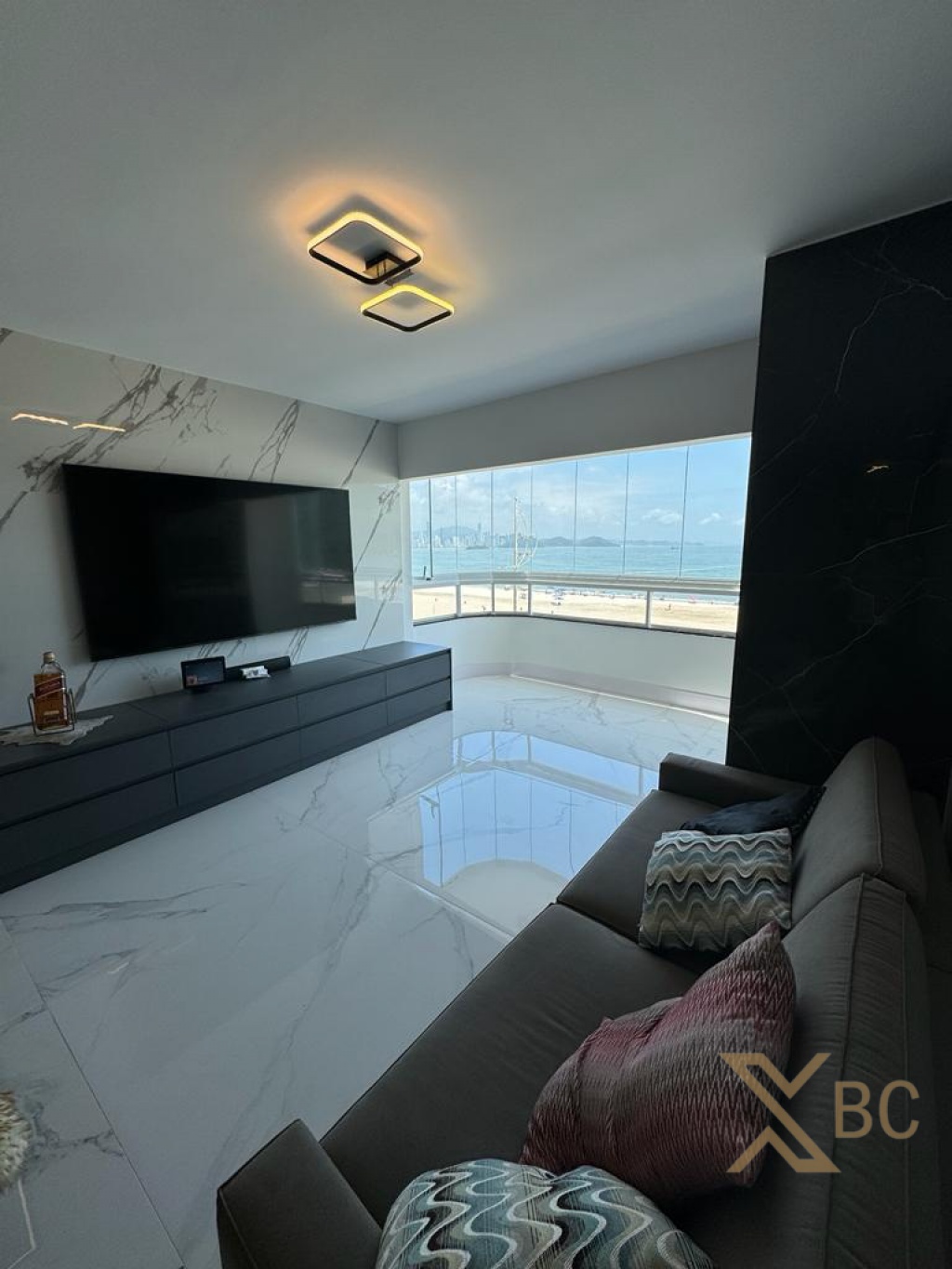 Edifício Lady - Apartamento Frente Mar à Venda no Centro de Balneário Camboriú