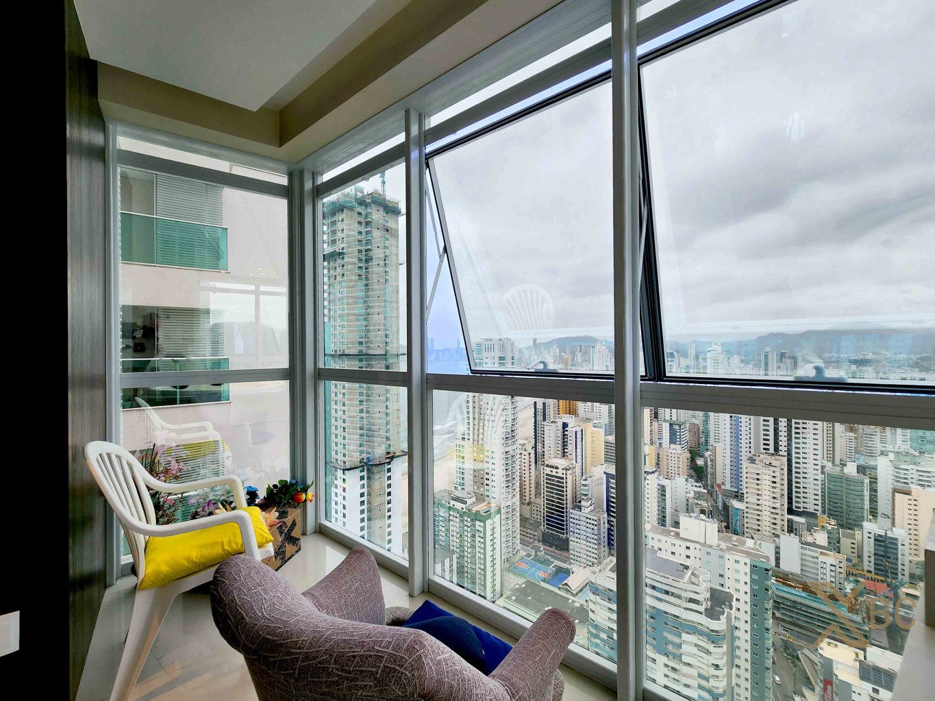 Apartamento de Alto Padrão com Vista Mar no Edifício Alameda Jardins - Bairro Pioneiros, Balneário Camboriú