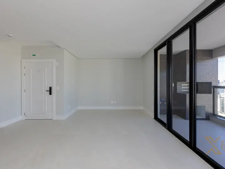 Apartamento mobiliado com duas suítes, duas demi-suítes e três vagas de garagem, no Centro de Balneário Camboriú!