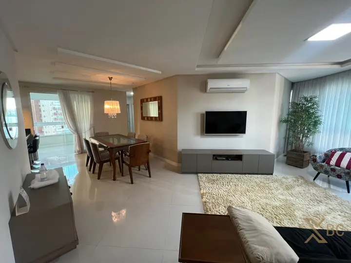 Apartamento com três suítes e quatro vagas de garagem à venda na Barra Sul em Balneário Camboriú!