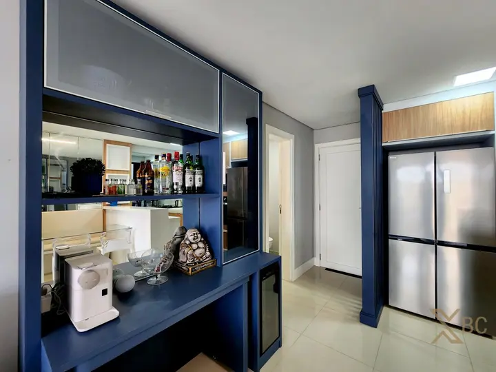 Apartamento Semi mobiliado à venda com 02 suítes e 02 vagas de garagem na Praia dos Amores.