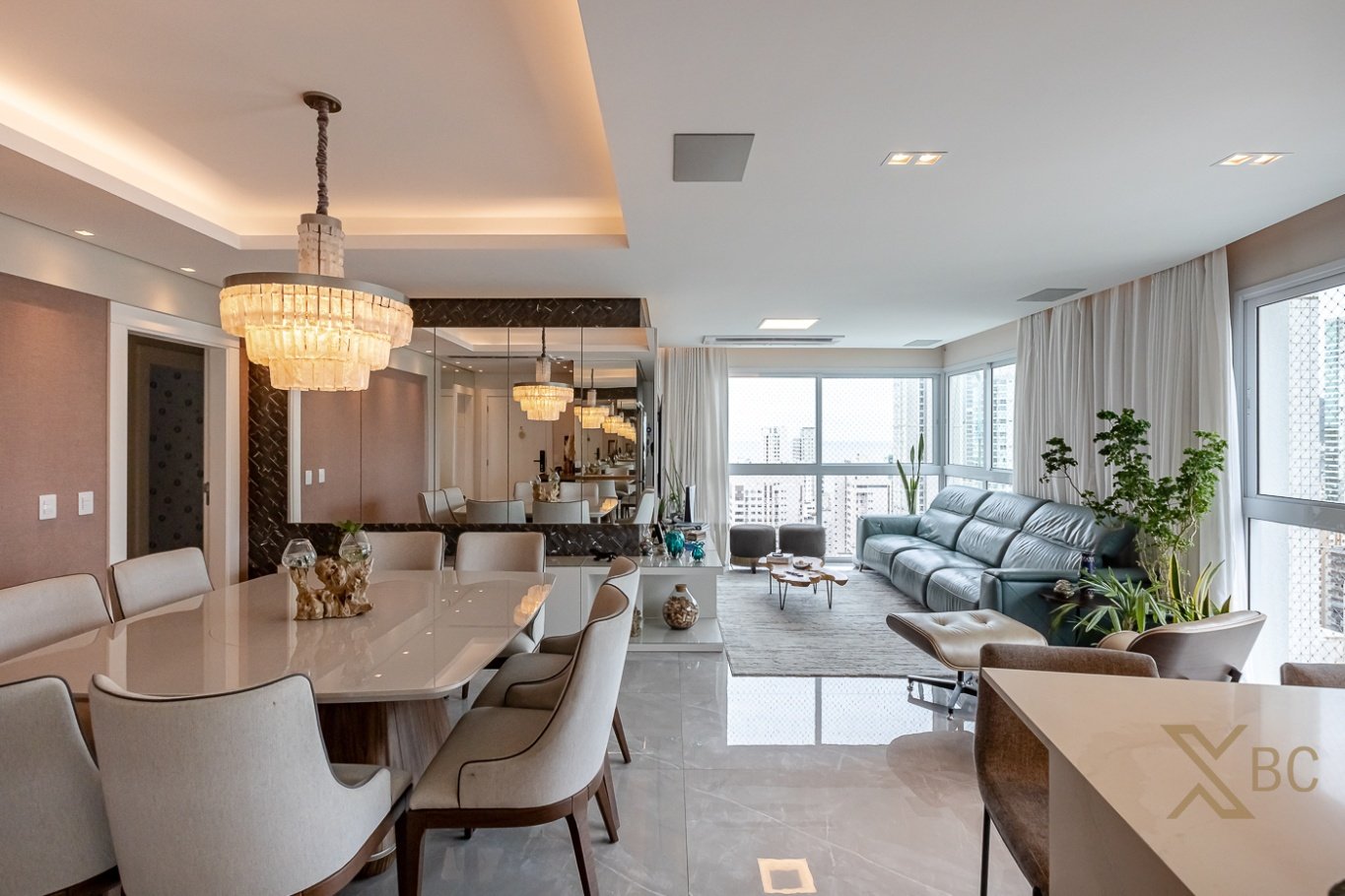 Apartamento finamente mobiliado à venda com 03 suítes e 04 vagas de garagem no Centro de Balneário Camboriú.
