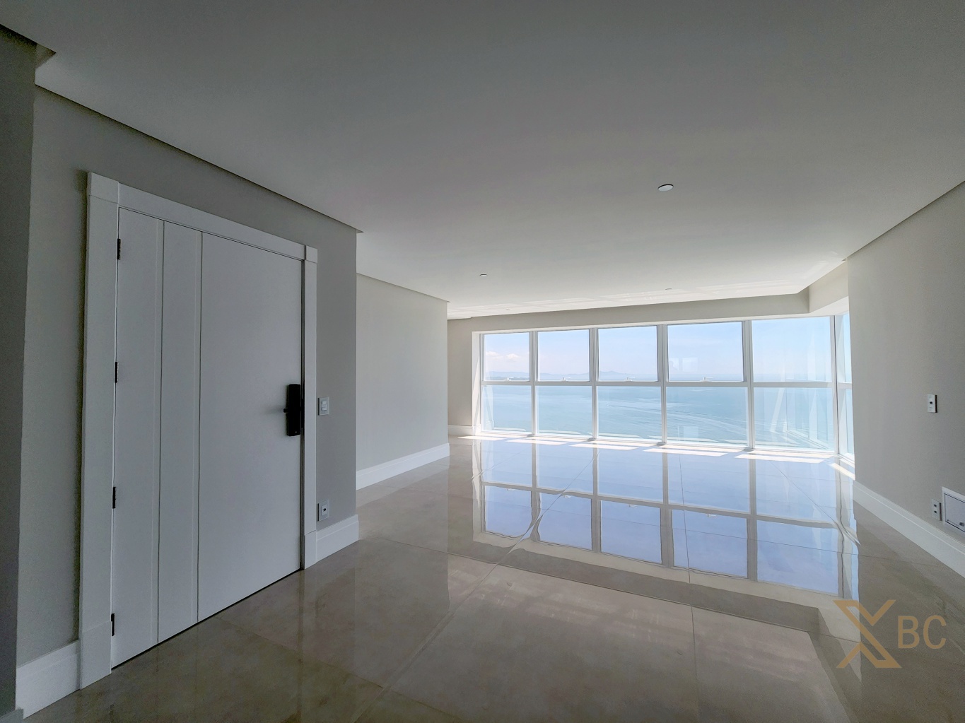 Apartamento frente mar à venda com 04 suítes e 03 vagas de garagem na Barra Sul em Balneário Camboriú.