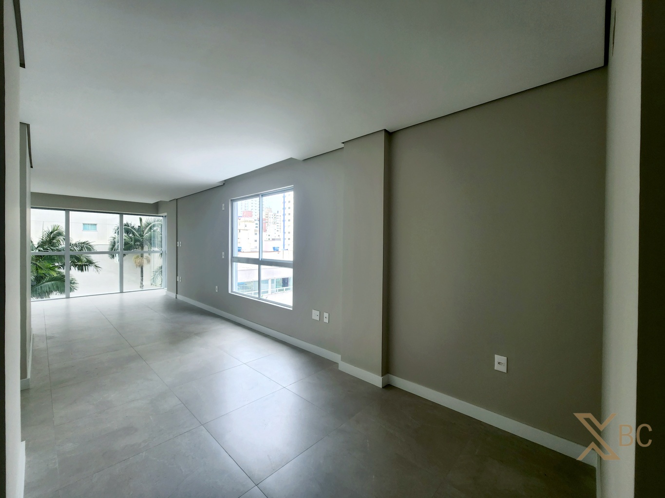 Apartamento à venda na quadra mar com 02 suítes e 02 vagas de garagem no Centro de Balneário Camboriú.