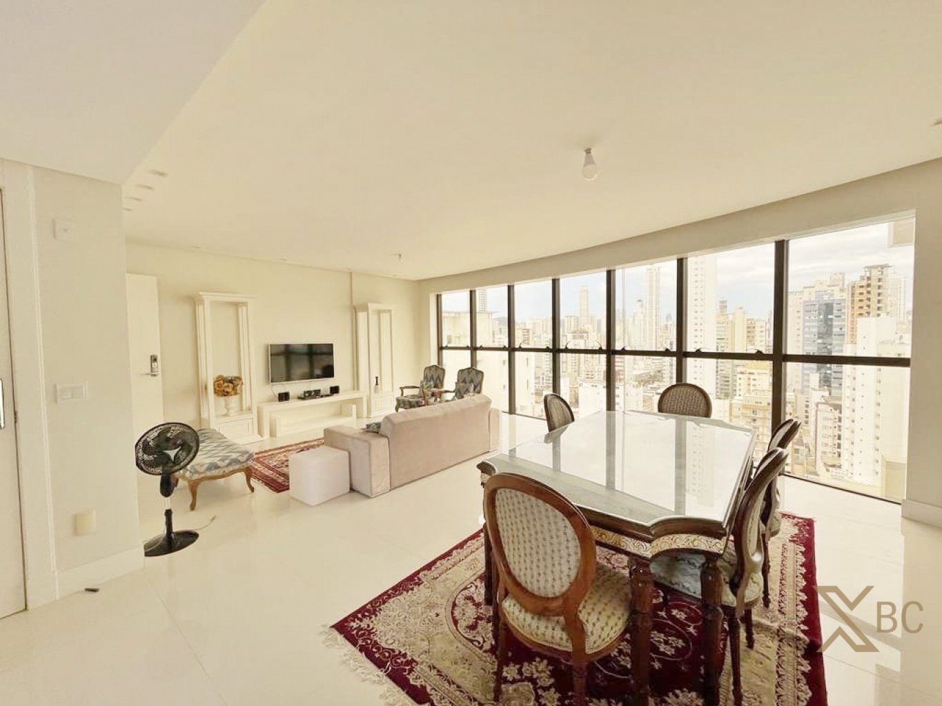 Apartamento Semi mobiliado à venda com 03 suítes e 02 vagas de garagem no Centro de Balneário Camboriú.