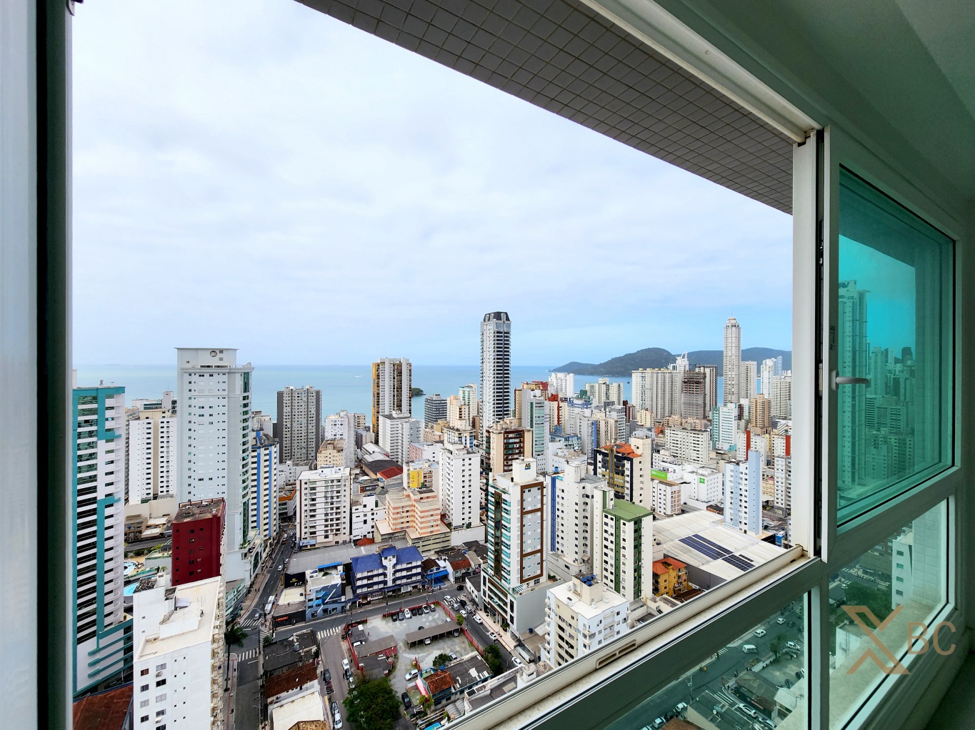 Apartamento à venda com vista para o mar, 03 suítes e 04 vagas de garagem no Centro de Balneário Camboriú.
