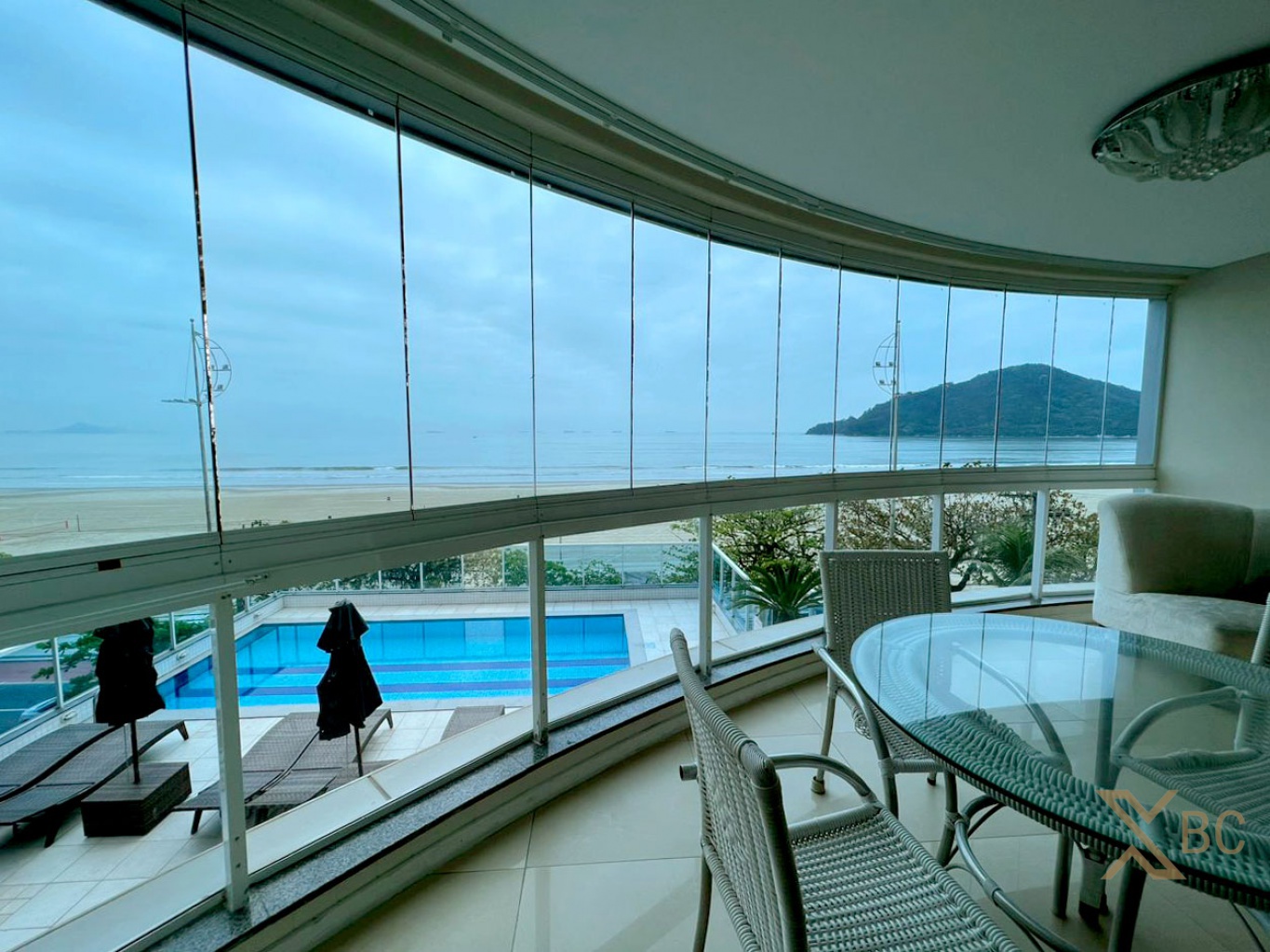 Apartamento diferenciado à venda frente mar com 03 suítes e 02 vagas de garagem no Centro Sul em Balneário Camboriú.