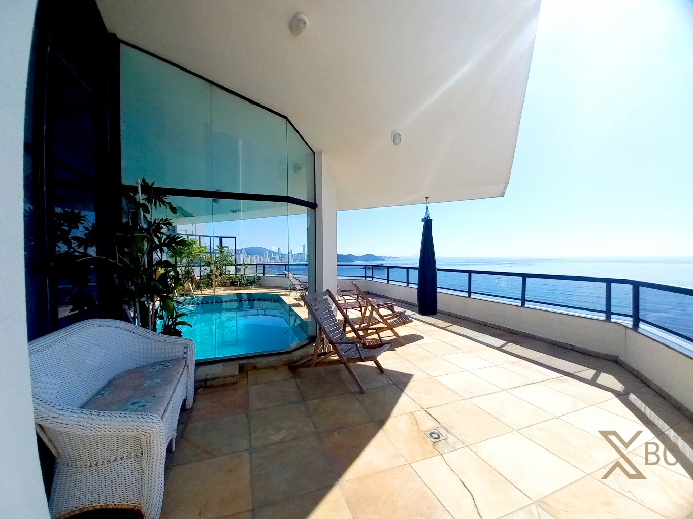 Cobertura duplex frente mar à venda com piscina privativa, 05 suítes e 04 vagas de garagem no Centro Sul em Balneário Camboriú.