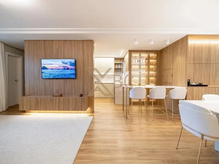 Peniche Residence - Centro | Apartamento reformado e mobiliado com 3 dormitórios e 2 vagas em Balneário Camboriú Excelente oportunidade de adquirir apartamento no Peniche Residence, localizado na Rua 3130, no Centro de Balneário Camboriú ? uma das r