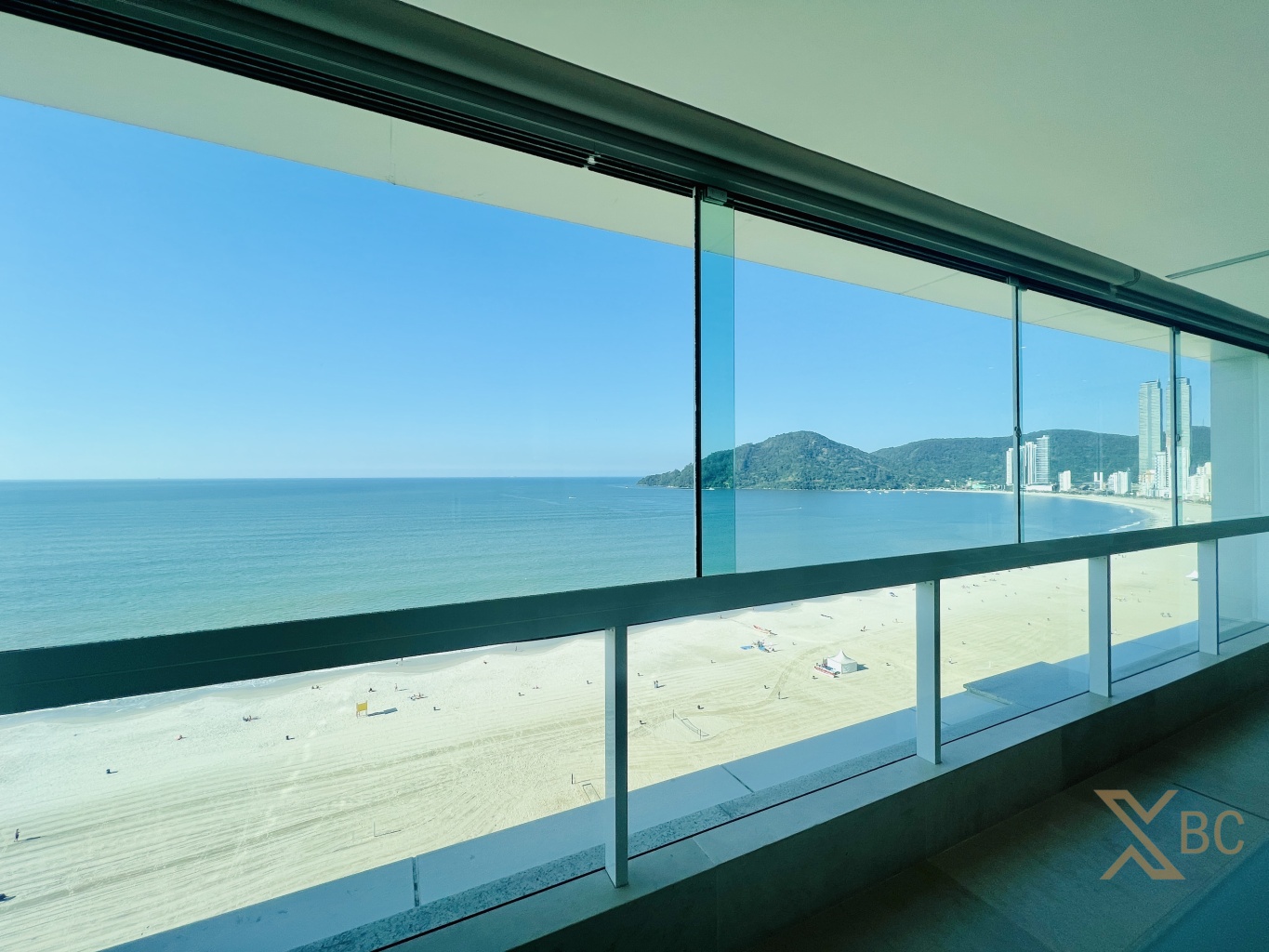 Apartamento frente mar à venda com 04 suítes e 03 vagas de garagem no Centro Sul em Balneário Camboriú.
