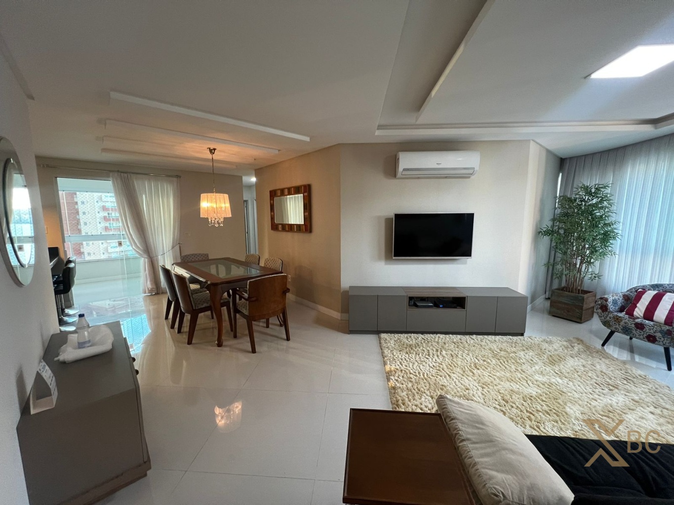 Apartamento com três suítes e quatro vagas de garagem à venda na Barra Sul em Balneário Camboriú!