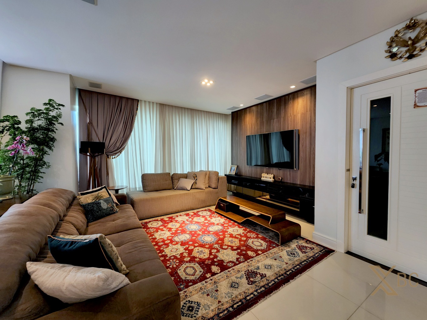 Apartamento diferenciado à venda com 04 suítes e 04 vagas de garagem no Centro de Balneário Camboriú.