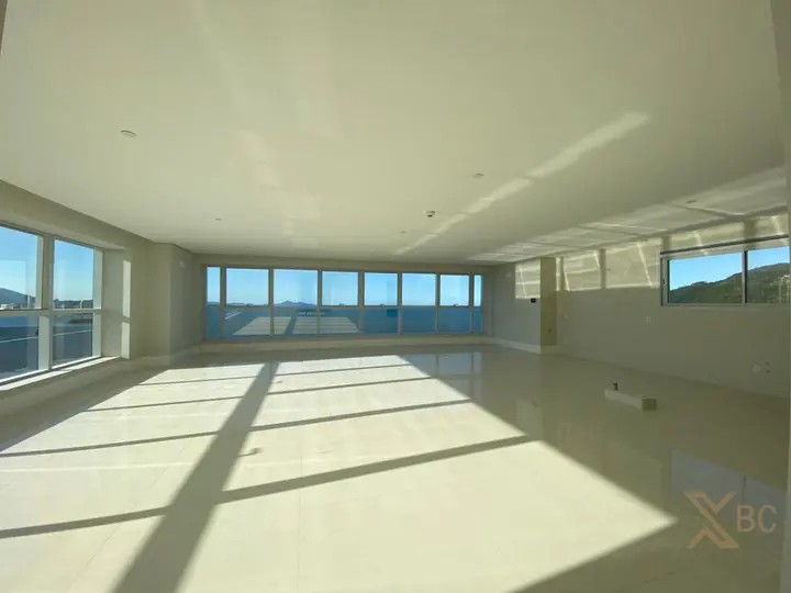 Apartamento frente mar à venda com 298m² privativos, 04 suítes e 04 vagas na Barra Sul em Balneário Camboriú.