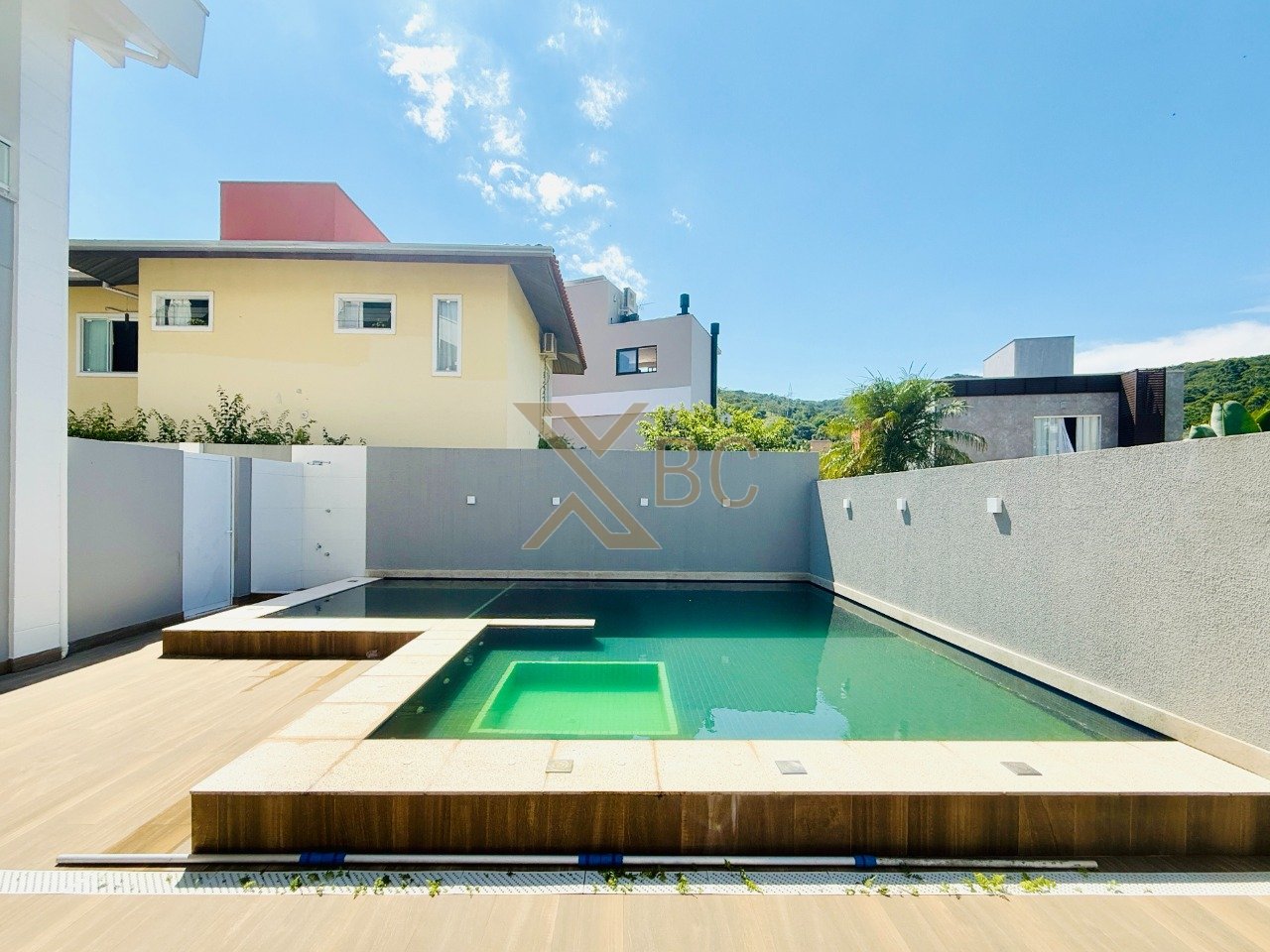 Casa à venda no condomínio Haras Rio Do Ouro com 05 suítes e 03 vagas de garagem no Bairro Ariribá em Balneário Camboriú.