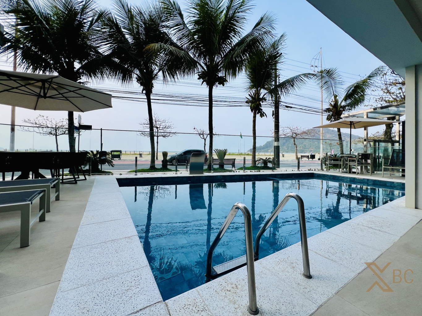 Apartamento frente mar na Barra Sul com 03 dormitórios, churrasqueira a carvão e lareira