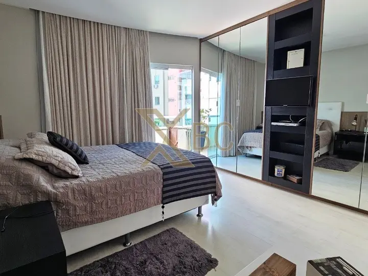 Apartamento Mobiliado à Venda no Château de Versailles - Centro de Balneário Camboriú