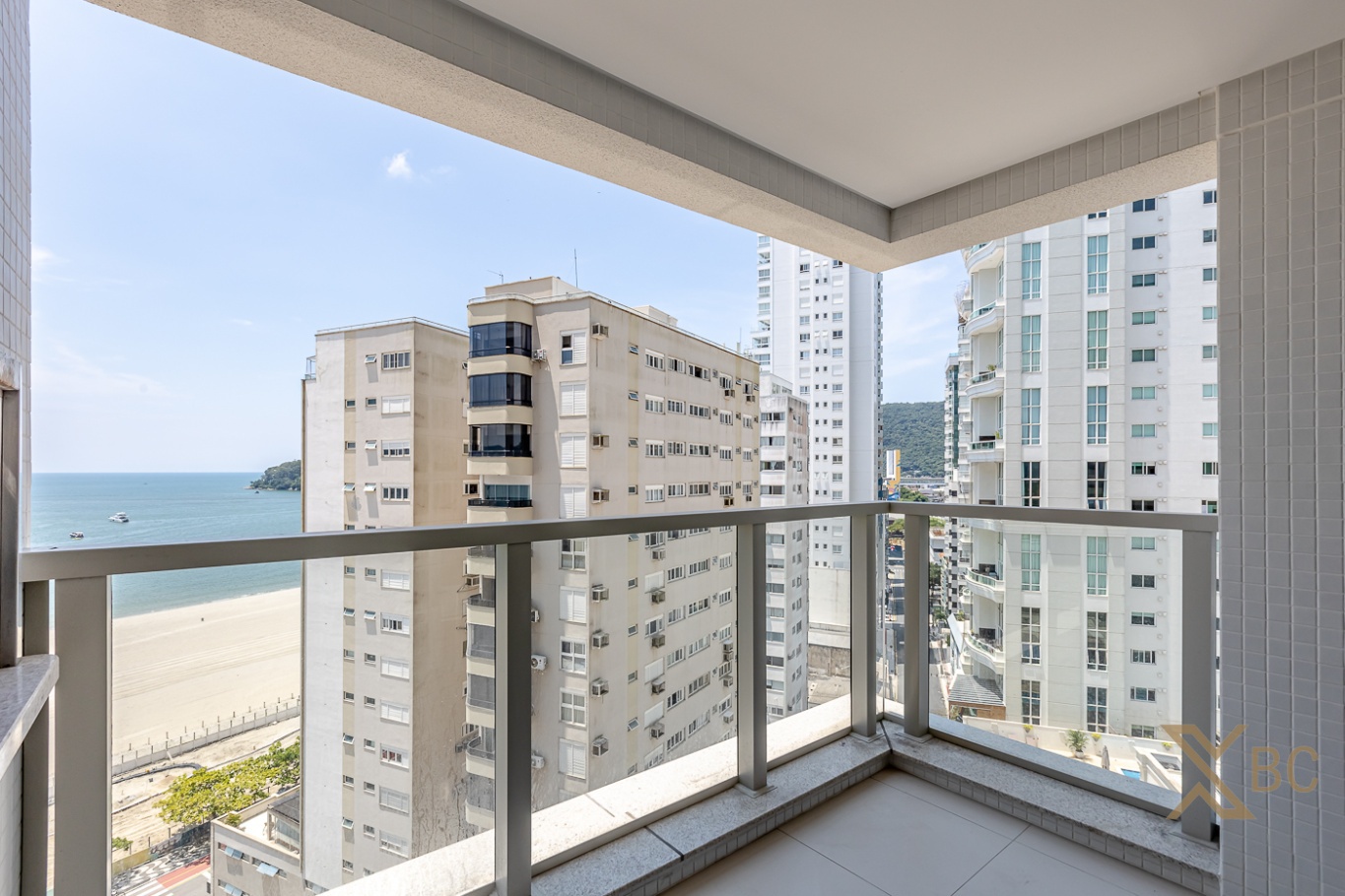 Apartamento com vista para o mar à venda com 04 suítes e 03 Vagas de garagem na Barra Sul em Balneário Camboriú.