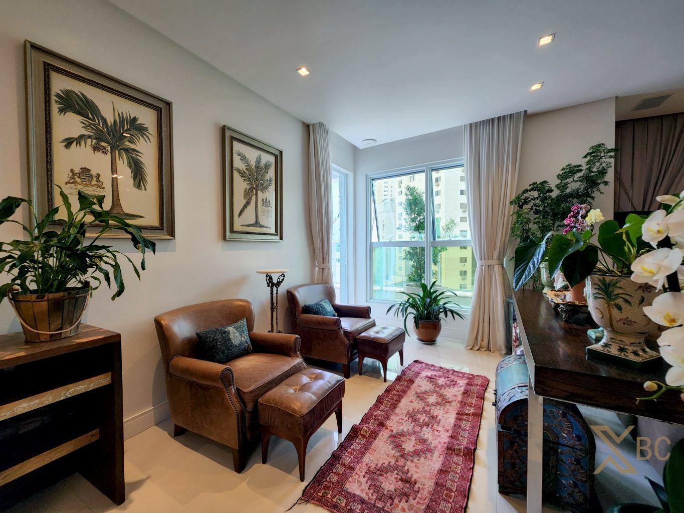 Apartamento diferenciado à venda com 04 suítes e 04 vagas de garagem no Centro de Balneário Camboriú.