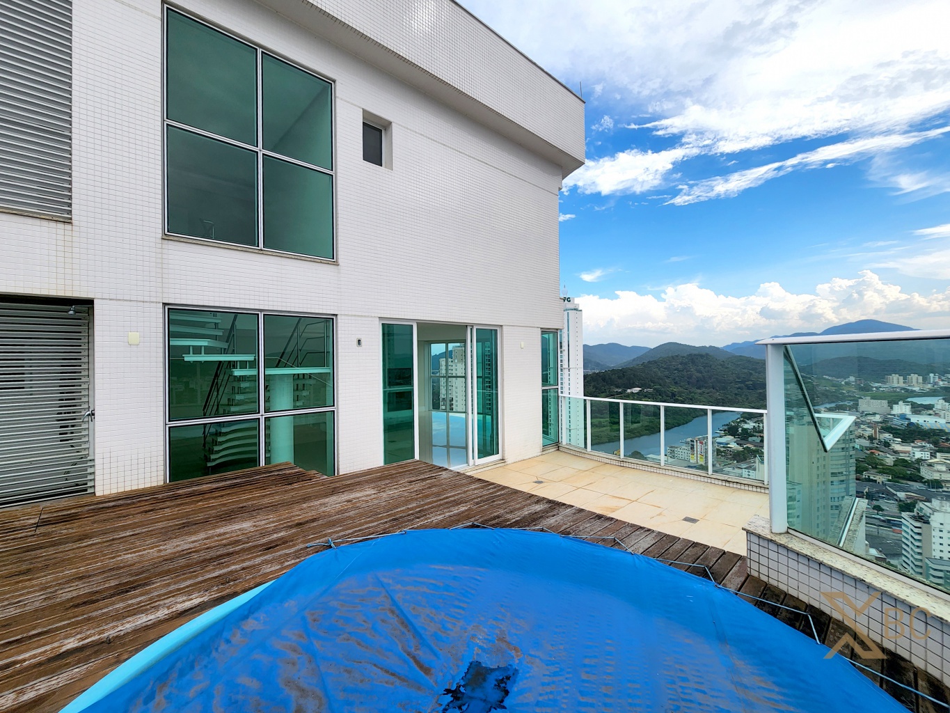 Cobertura duplex à venda com jacuzzi, 03 suítes e 04 vagas de garagem no Centro Sul de Balneário Camboriú.