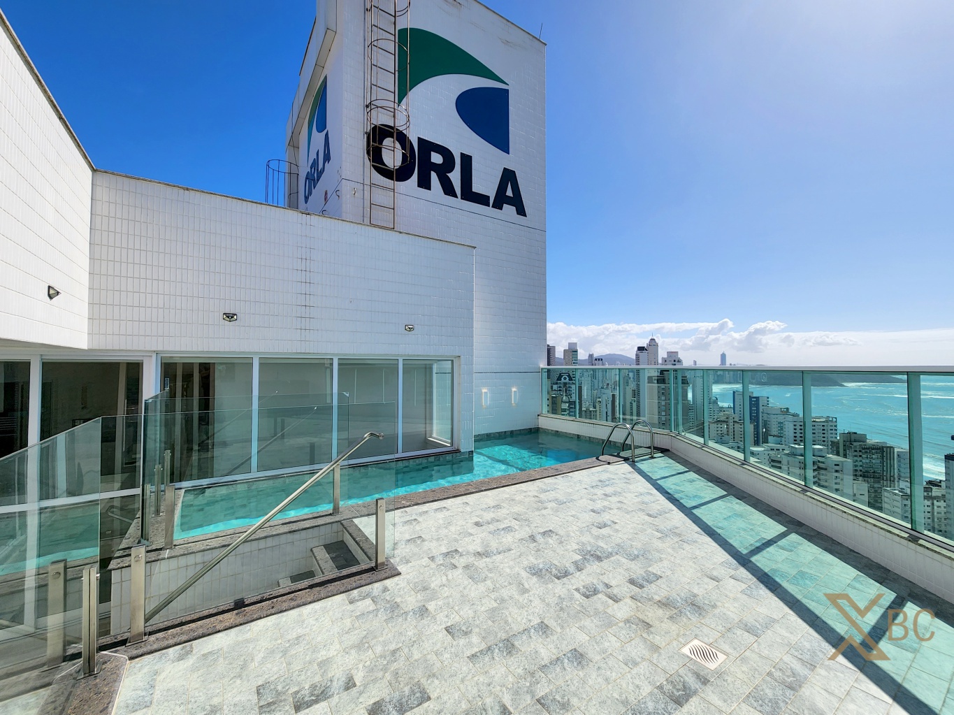 Cobertura duplex à venda com piscina privativa, 05 suítes e 04 vagas de garagem no Centro Sul em Balneário Camboriú.