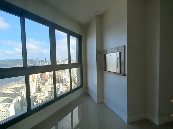 Apartamento vista mar em andar alto à venda com 04 suítes e 03 vagas de garagem no Centro de Balneário Camboriú.
