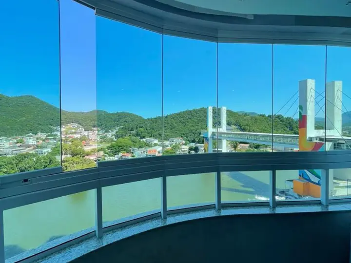 Apartamento frente mar à venda com 03 suítes e 03 vagas de garagem no Centro de Balneário Camboriú.