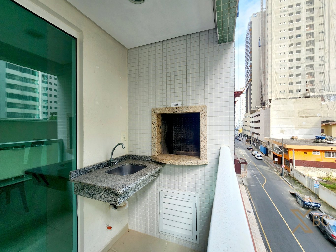 Apartamento à venda com 112m² privativos, 04 dormitórios e 01 vaga de garagem no Centro de Balneário Camboriú.