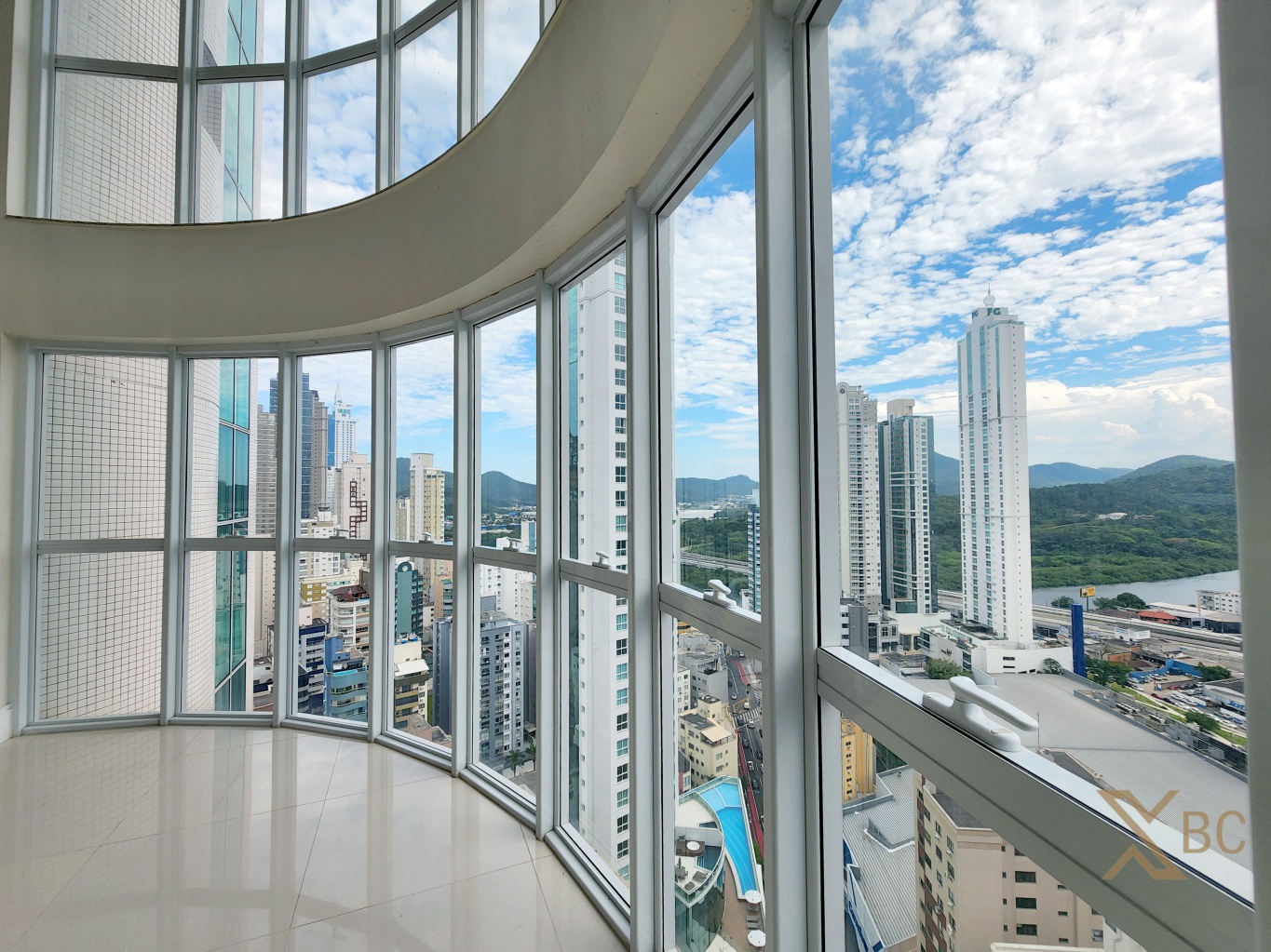Apartamento duplex quadra mar à venda com 04 suítes e 04 vagas de garagem no Centro Sul em Balneário Camboriú.