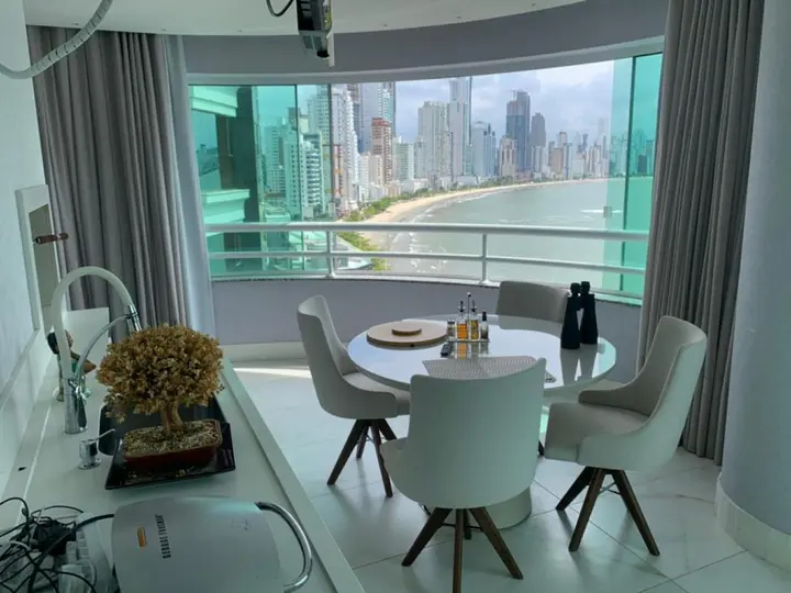 Apartamento frente mar à venda com 03 suítes e 03 vagas de garagem no Centro de Balneário Camboriú.