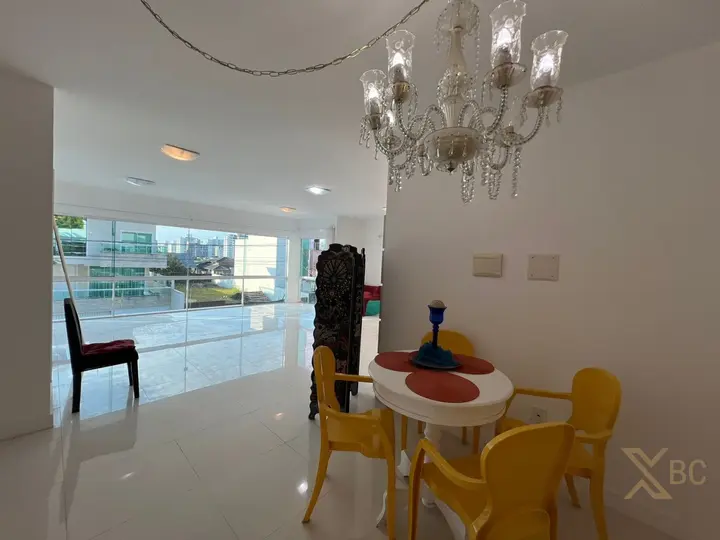 Casa de 560m² privativos à venda na Praia dos Amores em Itajaí!