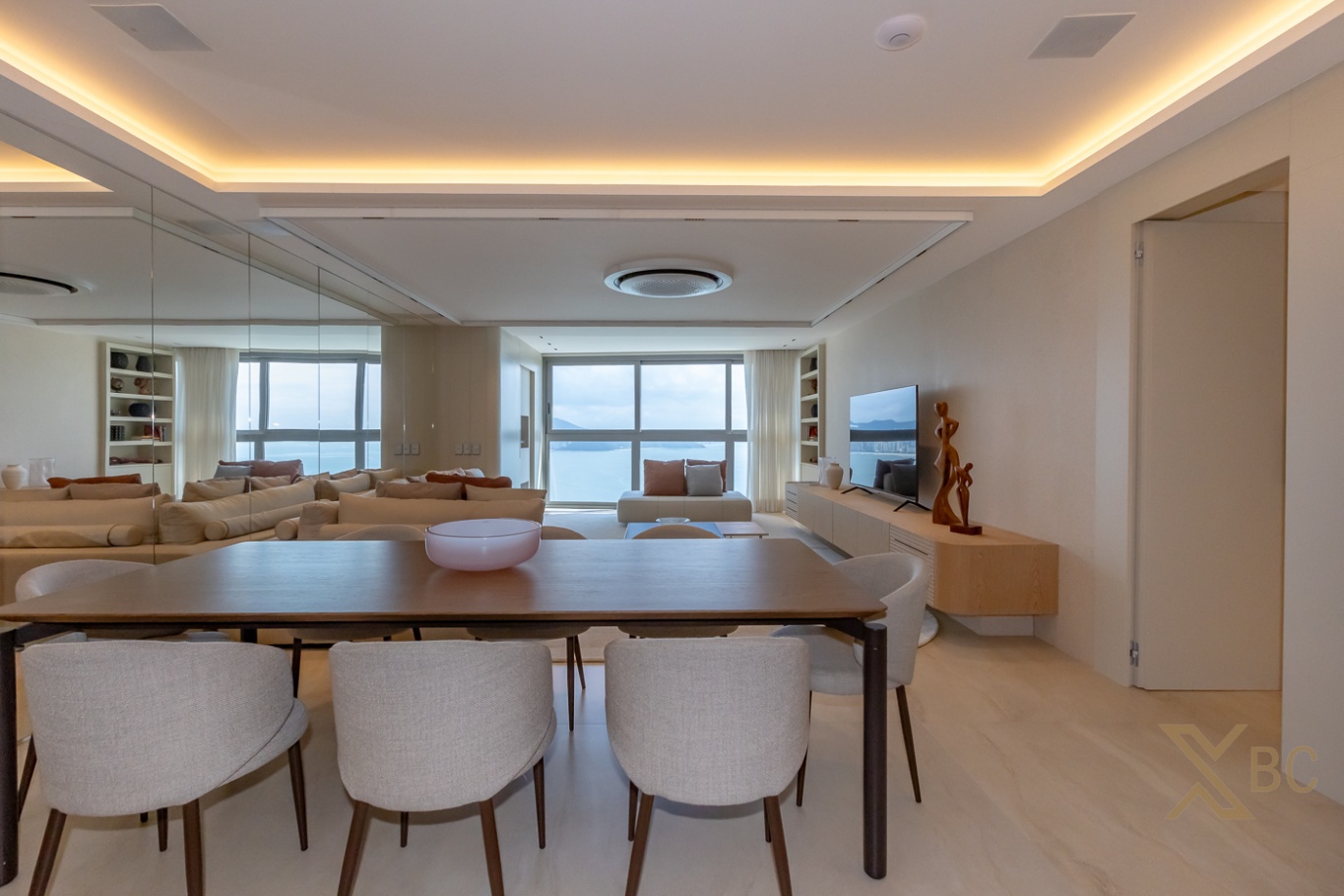 Apartamento frente mar com 04 suítes e 04 vagas de garagem à venda na Barra Sul em Balneário Camboriú!