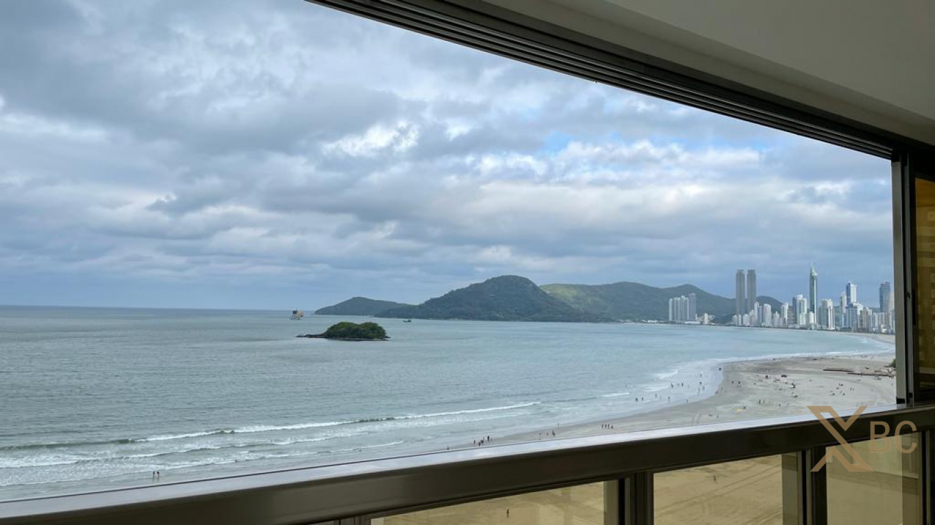 Apartamento frente mar à venda com 04 suítes e 07 vagas de garagem no Centro de Balneário Camboriú.