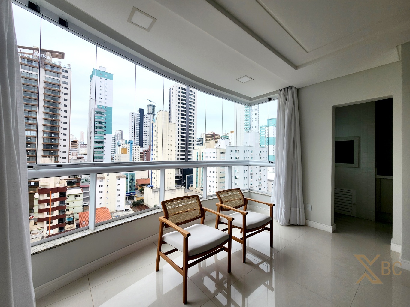 Apartamento mobiliado à venda com 02 suítes + 02 Demi Suítes e 04 vagas de garagem no Centro de Balneário Camboriú.